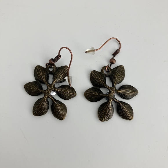 NWOT Antiqued brass bronze tone and white crystal flower earrings - Picture 3 of 3